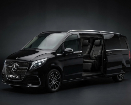Mercedes-Benz V300 Atelier de Privyde con la puerta lateral abierta mostrando los asientos Executive Captain