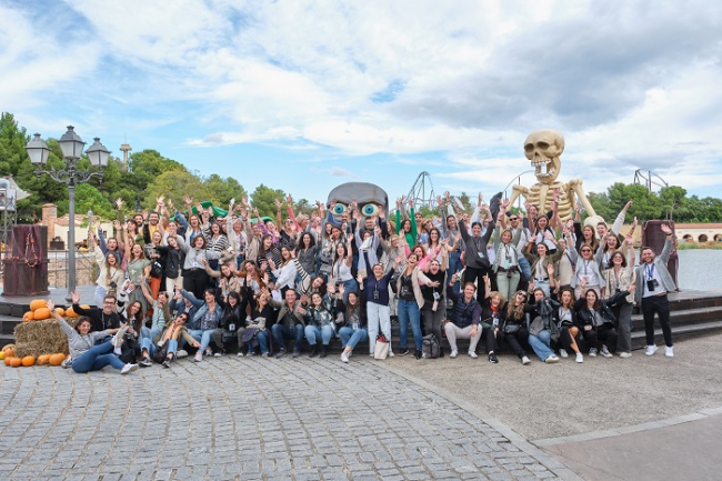 Grupo de asistentes al evento Hallowgreen organizado por PortAventura Business & Events 