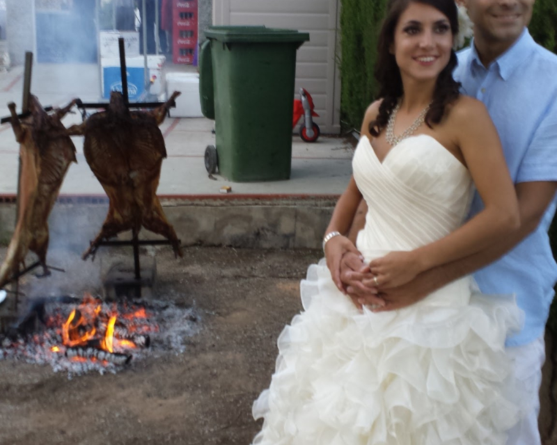 cooking (comida en vivo)  Disponemos de material,personal,menaje,mobiliario,carpas y sobre todo viandas y manjares para agasajar a sus invitados en el dia mas importante de su vida . Somos especialistas en bodas camperas, a orilla de un rio , o de la playa , en polifuncionales, ermitorios,casas antiguas,chalets…etc Elija un lugar y una fecha y nosotros la llenaremos de sabor y detalle ,para que ese dia sea memorable para Vd. Y sus invitados . Nuestro personal especializado lo aportaremos a su evento para qu