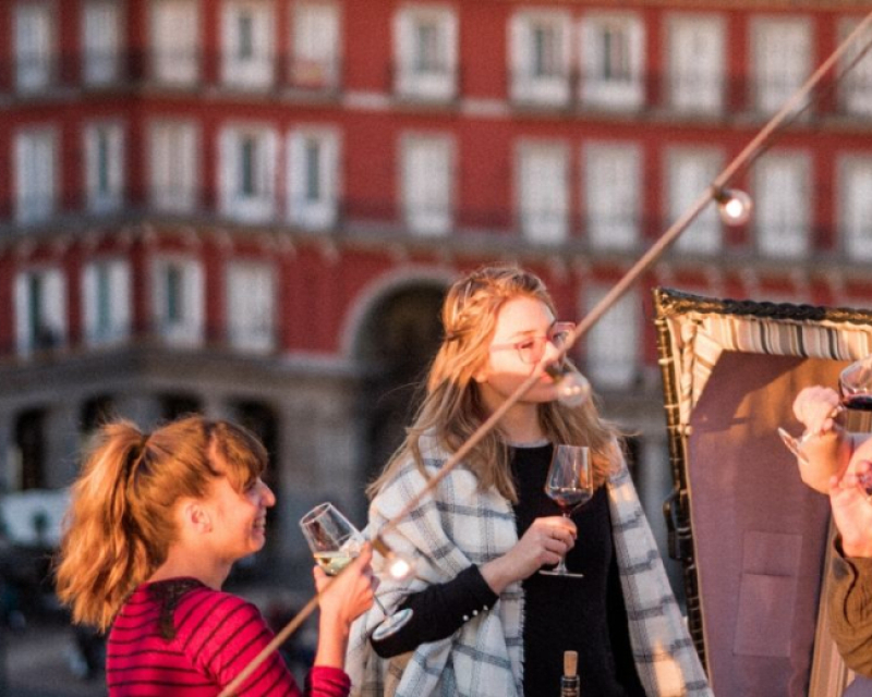 Aperitivo al atardecer en una terraza privada con vistas a la Plaza Mayor.